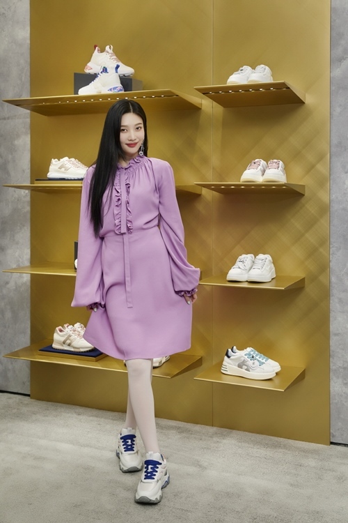 Group Red Velvet Joy flaunts purple Goddess beautyRed Velvet Joy recently visited the Italian footwear brand Hogan (HOGAN) store, which opened at Hyundai Department Stores Apgujeong headquarters.On this day, Joy still appeared as a lovely visual, capturing his attention.Joy sported an extraordinary sense of fashion with a trendy co-ordination that matched her violet ruffle dress with sneakers.Joys innocent beauty and alluring eyes blended with the long straight hair.On the other hand, Red Velvet is radiating various charms with individual members activities.Photos for the Hogan