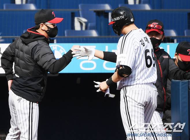 3일 창원NC파크에서 NC 다이노스와 LG 트윈스의 연습경기가 열렸다. 6회 2사 2, 3루에서 박재욱이 초구를 힘차게 돌렸으나 아웃됐다. LG 류지현 감독이 박재욱과 하이파이브를 나누고 있다. 창원=송정헌 기자 songs@sportschosun.com/2021.03.03/