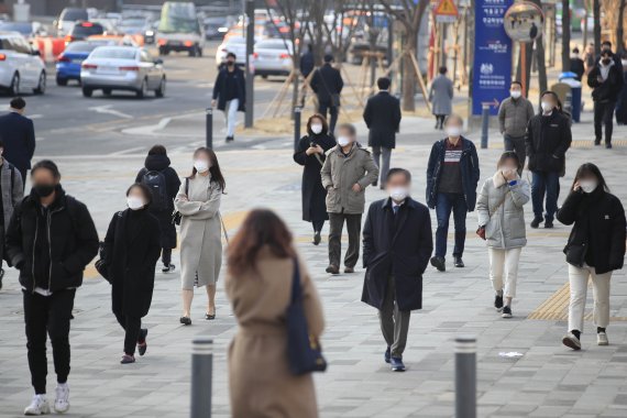 오늘 4일 아침 기온은 어제보다 3도에서 7도 높아 꽃샘추위가 누그러들겠다. 꽃샘추위가 찾아왔던 어제 3일 서울 중구 시청역 앞 거리에서 두꺼운 옷을 걸친 시민들이 출근길 발걸음을 옮기고 있다. /사진=뉴시스
