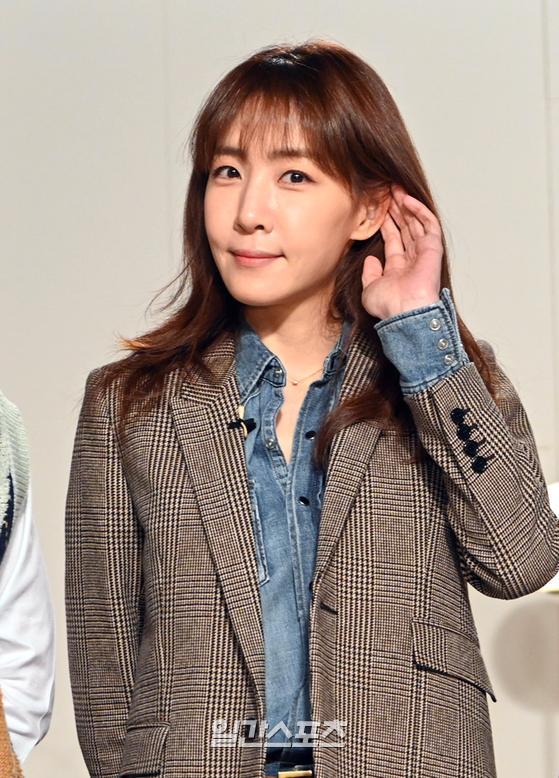 The lyricist Kim Eana attended the SBS Moby Dick-KT Seezn co-production eardrum mate production presentation, which was broadcast live on the afternoon of the afternoon.Erdrummate is a music talk content that listens to viewers stories and conveys comfort with songs, and the lyricists Kim Eana, Dindin, Davelake Lee Won-seok and Jeong Se-woon play MCs.