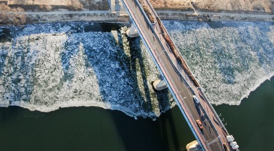 서울 전역에 한파주의보가 내려진 1월 6일 서울 광진교 인근 한강에 얼음이 얼어있다. A씨는 이날 오전 7시쯤 이곳에서 한강으로 투신했다. 뉴스1