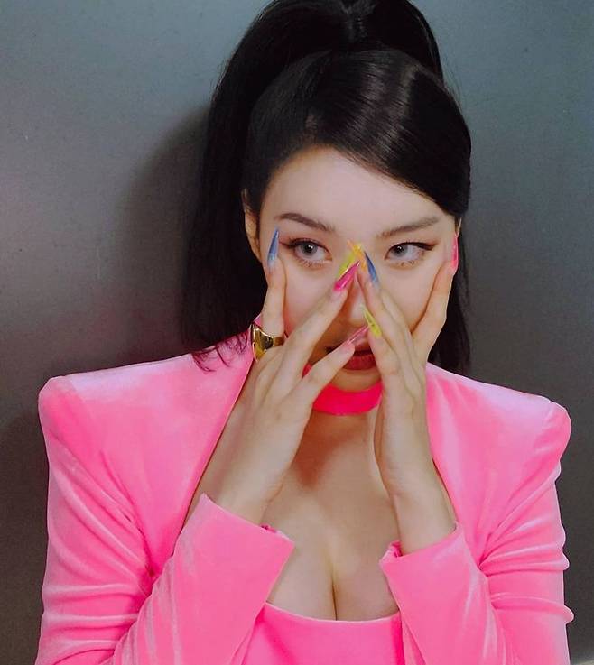 Singer Sunmi showed off her extraordinary charm.Sunmi uploaded a picture to her Instagram on March 4.In the photo, Sunmi poses in a Velvet costume, which has emanated a sexy charm with cat eyes and long nails.The netizens who watched this responded such as My singer is so good that I cry and I am so beautiful today.