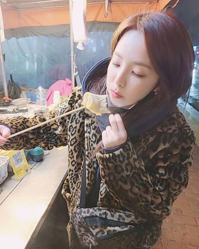 Sandara Park unveils lovely Fishcakes Mukbang sceneSinger Sandara Park said on March 4, Staying the moment!A few days ago, when I was in the play, I went to the play and went to the play. I got an umbrella and got cold. I got hot fishcakes and a cup of soup.The play # The liaison line I am calmly impressed by the hook and posted a picture.Photos show Sandara Park eating Fishcakes on the street.Sandara Parks cute look, which presents Mukbang with a furious look, smiles.