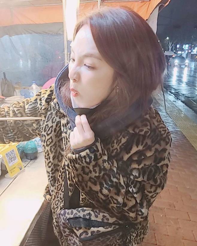 Sandara Park unveils lovely Fishcakes Mukbang sceneSinger Sandara Park said on March 4, Staying the moment!A few days ago, when I was in the play, I went to the play and went to the play. I got an umbrella and got cold. I got hot fishcakes and a cup of soup.The play # The liaison line I am calmly impressed by the hook and posted a picture.Photos show Sandara Park eating Fishcakes on the street.Sandara Parks cute look, which presents Mukbang with a furious look, smiles.