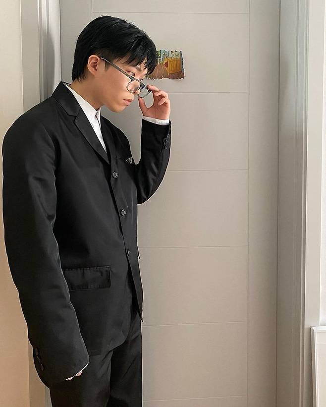 Lee Chan-hyuk of Evil community(AKMU) showed recent situation.Lee Chan-hyuk posted two photos on March 4 with the phrase  in his instagram.In the open photo, Lee Chan-hyuk stares at the camera in a cynical pose in front of a light gray light visit. He gives a horn-rimmed point to the overfit black suit to save a chic atmosphere.The background in the photo is Hannam-dong house where Lee Chan-hyuk is living in Korean independence movement.He has released his first Korean independence movement adaptation through JTBC entertainment Korean independence movement which is currently being broadcast.At the time of the broadcast, Lee Chan-hyuk said, I want to decorate my house like an art museum.Meanwhile, Evil community debuted in 2014; last November, it released the single HAPPENING.