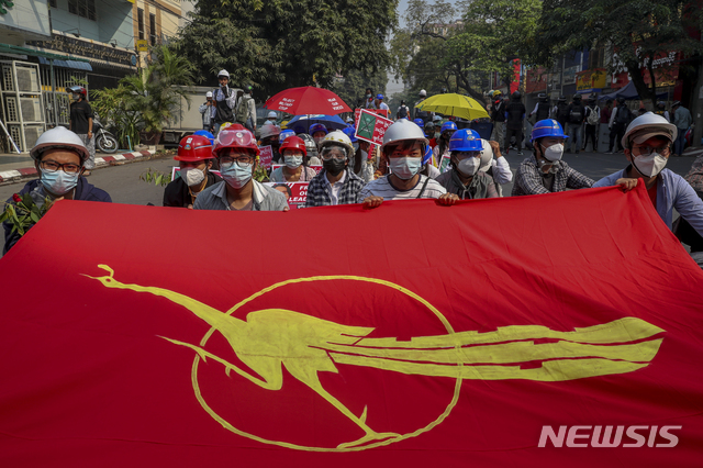[만달레이=AP/뉴시스]3일 미얀마 만달레이에서 군부 쿠데타 반대 시위대가 미얀마 민족민주동맹(NLD) 깃발을 들고 시위하고 있다. 2021.03.03.