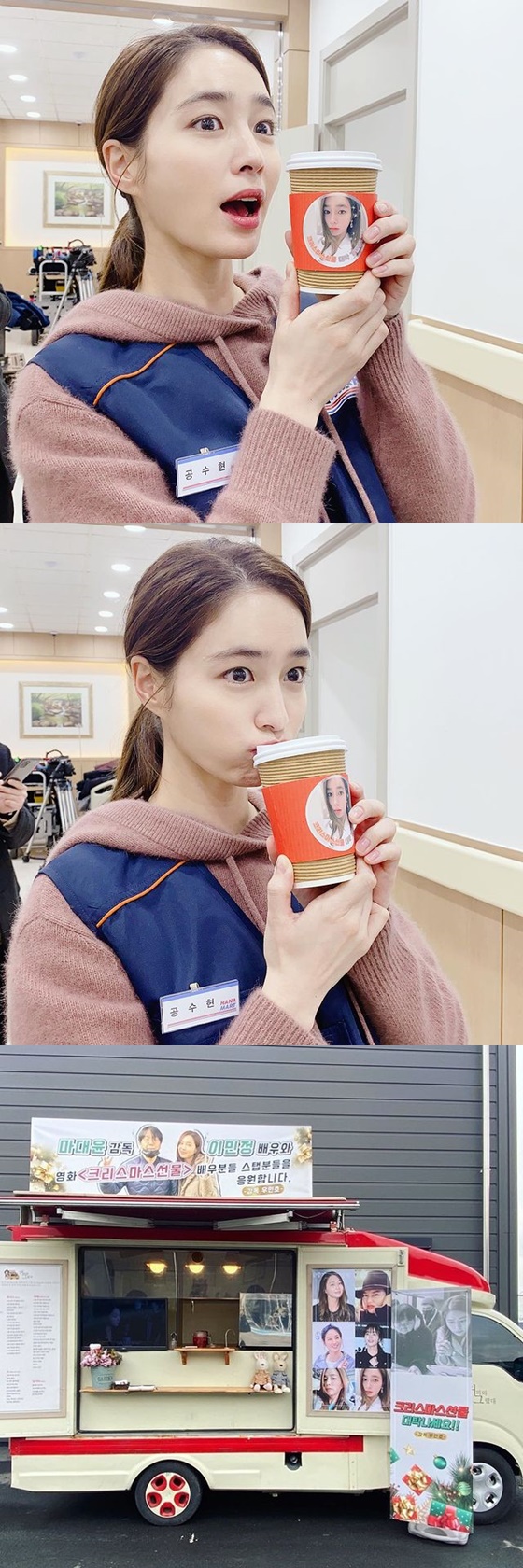 Lee Min-jung posted several photos on his instagram on the 4th, along with an article entitled Thank you!! #Christmas Present Fighting!!!In the photo, Lee Min-jung took a picture of Coffee or Tea sent by We Ho Director, who seemed to have taken it himself.We Ho Director cheered on the banner, saying, Director Lee Min-jung Actor and the movie Christmas Gift Actor support the staff of the actors.Lee Min-jung poses in various ways with a sweet milky from Coffee or Tea, making his eyes unreachable to his innocent beauty.Meanwhile, Lee Min-jung is currently filming the movie Christmas Gift.Christmas Gift is a story that takes place when Park Kang (Kwon Sang-woo), the top star who is enjoying the prime of casting 0th place actor, the first scandal maker, and the colorful lighting, is facing a 180-degree turnover in Christmas.