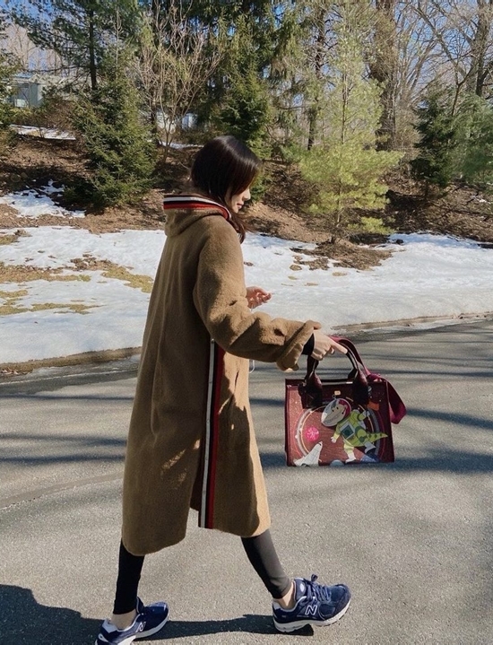 Actor Son Tae-young has released a recent picture.Son Tae-young posted two photos on his instagram  on the 4th with an article entitled Wind Spring Weather.In the photo, Son Tae-young is walking somewhere, enjoying the warm Spring weather. Son Tae-young boasts a unique fashion sense by matching leggings, sneakers and camel-colored coats.In the following photos, Son Tae-youngs modest side is shown. The natural appearance of Son Tae-youngs beautiful appearance attracted many peoples attention.On the other hand, Son Tae-young married Actor Kwon Sang-woo and has one male and one female.Photo: Son Tae-young Instagram  