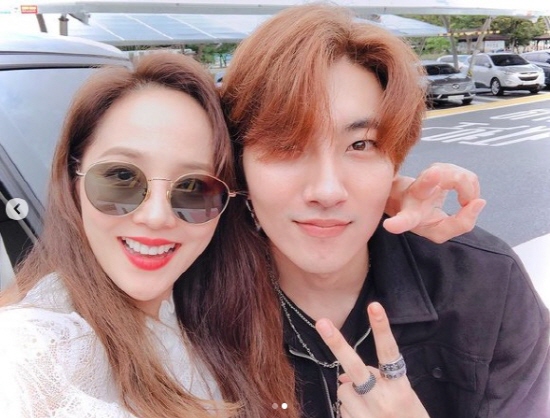 Actor Eugene expressed his delight in Oh Jae-moo.Eugene posted a picture on Instagram on the 4th, along with an article entitled Financials I accidentally met at a rest area last fall.Eugene said, How long was it? It was great to see you. I was wearing red lip like Shin Yoo Kyung.I support the wonderful activities of the finances to be unfolded. Eugene in the photo is taking a friendly pose with a smile with Oh Jae-moo.Eugene and Oh Jae-moo appeared in the Drama Baking King Kim Tong-gu which aired in 2010. Oh Jae-moo appeared as the child of Yoon Si-yoon (played by Kim Tong-gu). Eugene is appearing on SBS Penthouse 2.Photo: Eugene Instagram