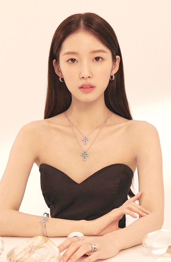 Damiani (DAMIANI), an Italian luxury jewelry brand with a tradition of more than 100 years, released an ad campaign video with OH MY GIRL Arin.In the public picture, Arin completed a visual like Italian Princess by showing luxurious jewelery styling with a black tube top dress and Damianis Belle poque collection.An official said, It was an elegant beauty reminiscent of Olivia Hotsse, which gave the admiration of the staff and field officials in the filming site.Damianis Belle Popoque collection, worn by Arin in the picture, was inspired by the golden age of Paris, which was gorgeous, and features a fascinated and sophisticated female image and brilliant and colorful color contrast.In particular, it recreates the 1920s diva style, which is known as a muse of numerous filmmakers and artists and an icon of elegant and fascinational feminine beauty.On the other hand, Damiani Belle poque campaign video, which contains the charm of Arin, can be found on YouTube and its SNS official channel, and all products worn by Arin can be found on the Damiani website.