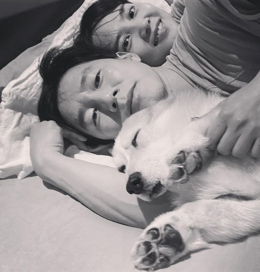 Actor Yoon Seung-ahh boasted about the caringness of her Husband Kim Moo-yeol.Yoon Seung-ah posted a picture on his instagram on the 5th with an article entitled Only the Husband who appeared with a bouquet of flowers this night.In the photo, a bouquet of flowers Gifted by Kim Moo-yeol to Yoon Seung-ah is beautifully contained in a vase. Kim Moo-yeols kindness, which Gifts flowers to his wife as a surprise, enviates his envy.Meanwhile, Yoon Seung-ahh and Kim Moo-yeol married in 2015.