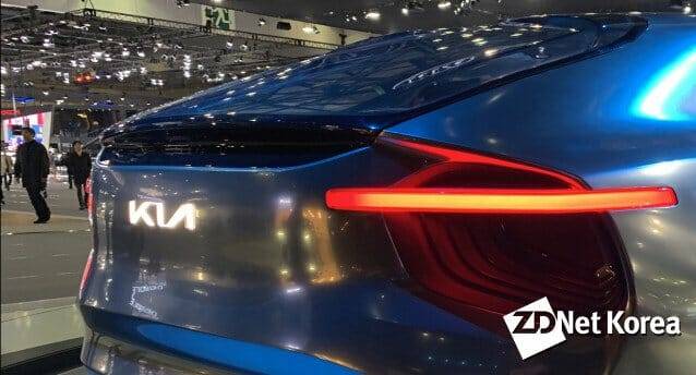 기아차 전기 콘셉트카 이매진 바이 기아에 적용된 새로운 엠블럼 모습. 이매진 바이 기아는 향후 CV 전기차로 양산될 예정이다.