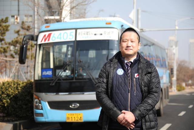 M6405 광역급행버스는 서울 강남에서 인천 송도국제도시까지 가는 가장 빠른 대중교통 수단이다. 박형규 기사는 "안전하고 편안하게 모시겠다"며 많이 이용해 줄 것을 부탁했다. ⓒ박준규