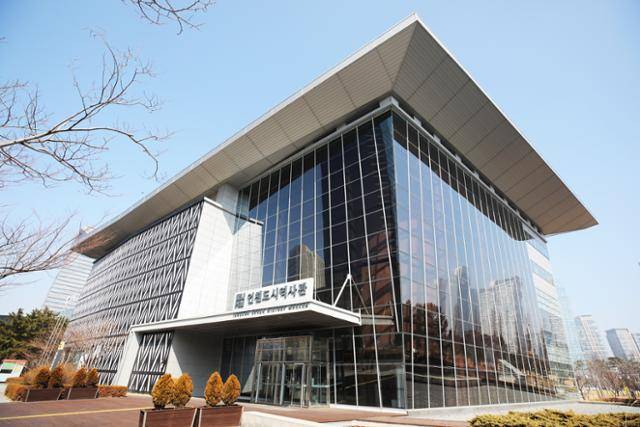 현대미술 작가 리처드 우드가 영국의 전통 건축 튜더양식으로 세련되게 디자인한 인천도시역사관 외관. ⓒ박준규