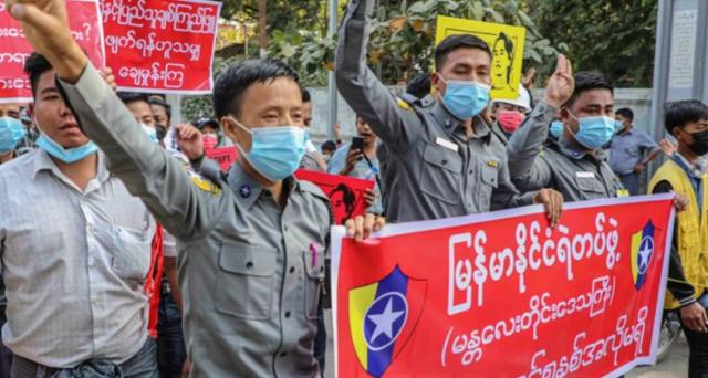 지난달 미얀마 군부의 발포 지시를 거부하고 시위대에 합류한 경찰관이 반쿠데타 구호를 외치며 행진하고 있다. 이라와디 캡처