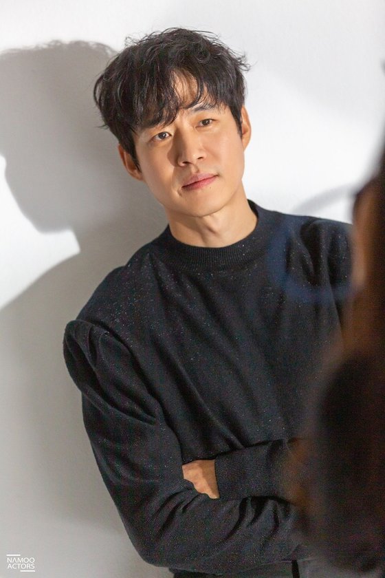 Actress Yoo Jun-sangs picture behind-the-scenes cut has been released.Yoo Jun-sangs Arena Magazine March issue behind-the-scenes cut is open to the public on May 5.Yoo Jun-sang has styled various concepts. He has a gentle and trendy atmosphere with a black knit.In a matching white jacket and glasses, you can see the intelligent yet chic charm.Following the Drama Wonderful Rumors, the musical and movie are continuing their tight Fever Day, and it is noteworthy what his next transformation will be.