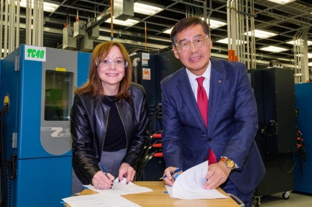 신학철 LG화학 부회장(오른쪽)과 메리 바라 GM 회장(왼쪽)이 2019년12월 미국 미시간주 GM 글로벌테크센터에서 배터리셀 합작법인 계약을 체결하고 있다. LG화학 제공.