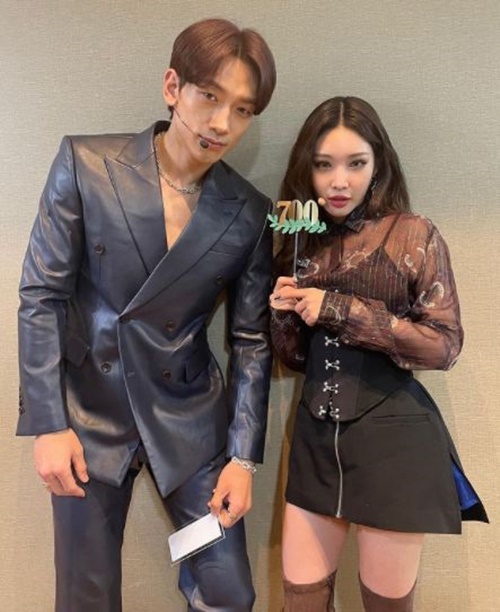 Singer Rain and Cheonghas charismatic two shots were released.Rain posted an article and a photo on his instagram on the afternoon of the 5th, Ten Day work hard!!! with chungha # WHYDONTWE.Inside the picture is a picture of Cheongha and his in stage costume.They are giving off charismatic eyes.They also boasted a warm-hearted senior chemistry, and they boasted a beautiful and beautiful beauty.On the other hand, Rain and Cheongha released a new song WHY DONT WE on the 3rd.