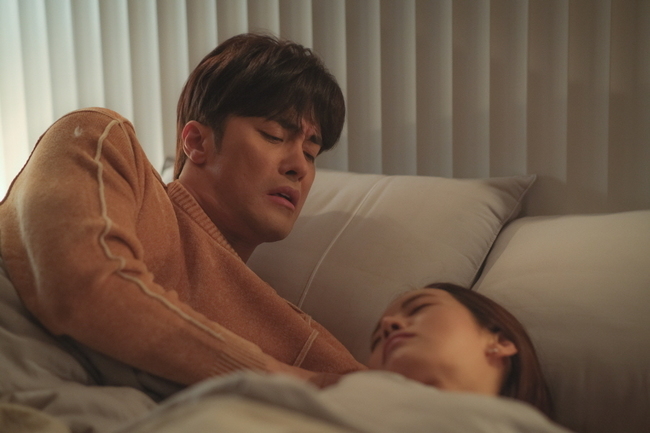 Hows the couple going?Marriage writer divorce song Sung Hoon, Lee Ga-ryungs ideal Peak expiratory flow scene was captured.TV CHOSUN Weekend Mini Series Marriage Lyric Divorce (Phoebe, Lim Sung-han)/Director Yoo Jung-joon, Lee Seung-hoon/Produced (Jidam Media), Green Snake Media/hereinafter Girl Song) In the past broadcast, threeiesHer husband, Jung Hoon, shared a meal with song won (Lee Min-young), whom she learned at the fitness center, and opened her heart, and drank and kissed song wons forehead.Sung Hoon and Lee Ga-ryung are thirdies with dangerous midnight two-shotI drew a different temperature between the couple. Threeties in the play.The scene where the husbands judge Hyuns heart is gradually revealed.Unlike his wife, Lee Ga-ryung, who is sleeping well, Judge Hyun falls into deep trouble by unravelling his arm pillow, which he eventually gave to Bu Hye-ryong.It is noteworthy whether the judge who has been in the right after the kiss of the forehead with song won will be fascinated by this dizzying excitement, and whether he will open his eyes to new love after the exhausted couple life.The scene of the Peak Expiratory flow scene, which was performed by Sung Hoon and Lee Ga-ryung, was filmed in mid-February.When the atmosphere maker Sung Hoon joked that his real arm seemed to be numb during the rehearsal of his arm pillow, Lee Ga-ryung also showed a response to this, Tikitaka Chemi.And during the break, Lee Ga-ryung complained that global star Sung Hoon had a mother-in-law all over the world because of her husbands role, and Sung Hoon unintentionally made a global marriage and made the scene into a laughing sea.