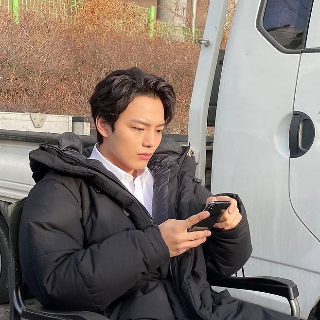 Actor Yeo Jin-goo has reported on his recent situation.Yeo Jin-goo posted several photos on his instagram on March 5 with an article entitled What day is today! Oh, the day I waited for!!!! # Monthly Tree Monster Day.In the open photo, Yeo Jin-goo is sitting on a chair during the drama shooting and taking a rest.Looking at the smartphone, I made a serious expression or smiled all over the place.Meanwhile, Yeo Jin-goo is currently working as JTBCs Monster Han Joo-won, a psychological tracking thriller of two monster-like men unfolding in Manyang.It is broadcast every Friday and Saturday at 11 pm.