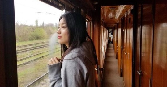 Actor Han Hyo-ju promoted the movie The Sun Does not Move.On the 5th, Han Hyo-joo posted two photos on his instagram  with the phrase The Sun does not move today!In the photo, Han Hyo-joo took a picture in an enteric train. A comfortable and relaxed smile was outstanding.Han Hyo-joo promoted the movie with the innocent beauty of the innocent beauty, making the expectation of people even bigger.On the other hand, based on the novel by Japanese famous writer Shuichi Yoshida, who said that the Sun does not move, which Han Hyo-joo played.Shoichi Yoshida is known as the author of Anger, which has been recognized for its work in Korea for novels and movies of the same name.