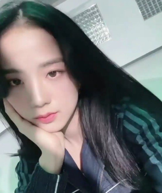 The member index of Group BLACKPINK boasted chic yet innocent look.On the 5th, the index posted photos and videos on his Instagram with the phrase WATCH US MOVE.The index in the video was wearing a comfortable training suit and showed off her innocent look.The index took a selfie with a chic look, such as turning heads at various angles or changing the location of the camera.It also caught peoples attention with a pose and perfect clothes fit.Meanwhile, the index will appear in the JTBC drama Snowdrop: Snowdrop (Gase), which is scheduled to air in 2021.
