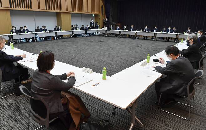 (도쿄 교도=연합뉴스) 코로나19 대책과 관련해 일본 정부에 조언하는 전문가 그룹이 5일 수도권 지역의 긴급사태 2주 연장 문제를 논의하는 회의를 하고 있다.