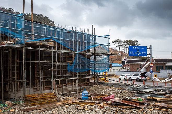가덕도 곳곳에 펼쳐진 공사판 모습. / 이신영 영상미디어 기자