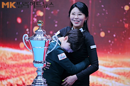 결승전 후 인사를 나누는 우승자 김세연과 준우승자 김가영.