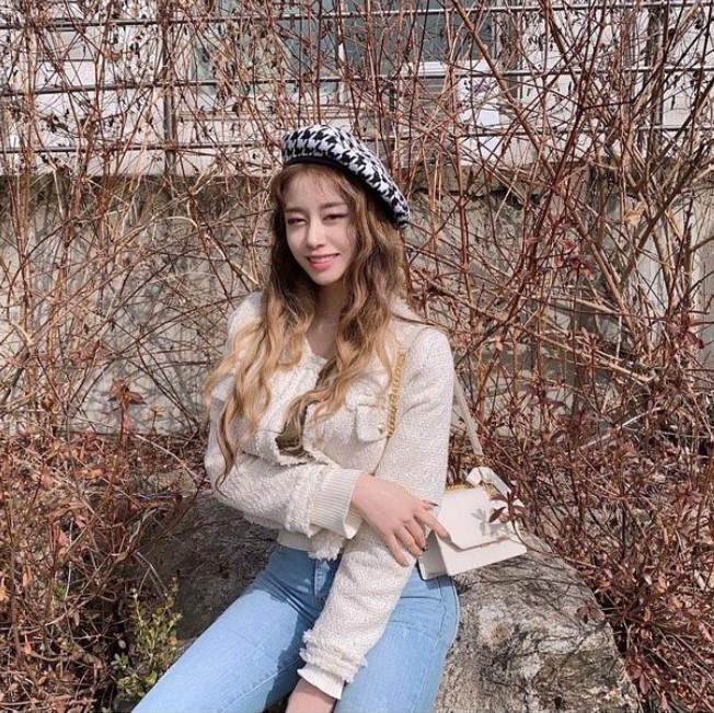 In the public photos, the Ji-yeon brings out a refreshing makeup and hairstyle, and matches the beret and tweet jacket and denim pants of the Houndtooth check pattern to create a wonderful coordination.