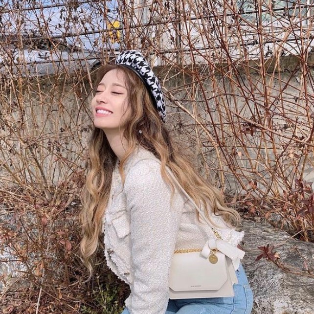 In the public photos, the Ji-yeon brings out a refreshing makeup and hairstyle, and matches the beret and tweet jacket and denim pants of the Houndtooth check pattern to create a wonderful coordination.