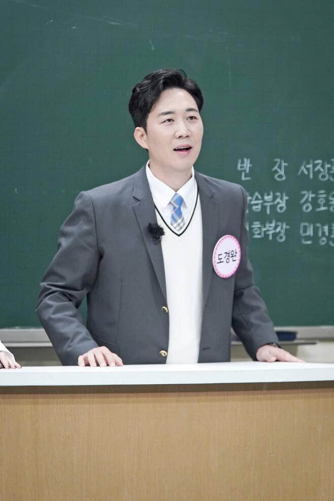 Announcer Tae Kyong Wan, who recently made a freelance declaration, unveiled his wife Jang Yun-jeong advice.On March 6, JTBC Knowing Bros, announcer Tae Kyoung Wan, who challenged to stand alone after KBS Leave, plays the role of Roxy through the competition of 200 to 1 in the musical Chicago, and Tiffany Young, a girl who comes to the musical stage in 10 years, appears as a former student.In the recording of Knowing Bros, Tiffany Young released a story with Young on the activity name.Then, a scene of the musical Chicago, which is preparing for a new leap, was introduced nicely and suddenly changed his school to Broadway.Likewise, Tae Kyoung Wan, who started a new challenge, also showed a pleasant gesture, especially with an episode that lost its name while serving as an announcer.