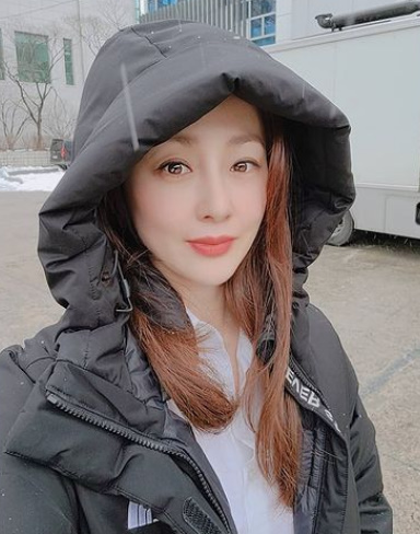 Actor Oh Na-ra released a Selfie with a gentle eye.On the 6th, Oh Na-ra posted a picture taken at the shooting site of Rocket Boys along with an article entitled Gangneung is armed with 10 hot packs.In the photo, Oh Na-ra is looking at the camera in padding. Oh Na-ras charming appearance and alluring eyes are beautiful.Oh Na-ra is about to appear in Season 2 of the TVN entertainment Six Sense, and will show her new film Apgujeong Report (director Lim Jin-soon).