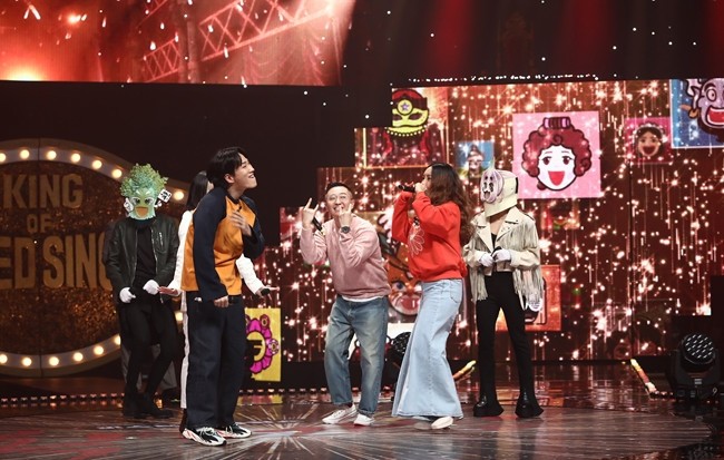 MBCs King of Mask Singer, which will be broadcast on the 7th, will feature a duet stage of eight masked singers challenging the Gawang Barcode, which has won two consecutive wins and ended the Spring and Autumn National Era.Hip-hop actress Kidibi & Trudie Goodwin shows the hip-hop cypher stage and the scene is hot.They are supporting the mask singers rap battle and become a team against each other and play a dissenter. The thrilling hip-hop stage is the back door that the judgment stage is in the crucible of enthusiasm.So, the hip-hop rivals (?) emerging in the King of Mask Singer judgment sectionA right of safety, Kim and will join together to have a tight battle and dissent.Indeed, the fierce rap battle championship trophy will be taken by a team, and a right of safety and Kim and two peoples laughter bomb wrap battle will be focused on what kind of appearance.In addition, composer Yoon Sang, who is called the modifier of 90s Terius and Berkeleys Brother and has the image of Prince, is on stage with actor Hwang Jung-min and smiles the studio.During the speed game with the hint of the mask singer, he shouts Drue and Drewa!, which is a famous ambassador of the movie Shinsegae.Expectations are high that what problems would have caused the Crown Prince Yoon to focus on, and that Yoon Sang will succeed in the game and get a clue about the Masked Singer.On the other hand, Lee Jang-joon of Golden Child appreciates the stage of a mask singer and then laughs with a somewhat wrong reasoning.Shortly after the stage, he said, He is the first entertainer I have ever seen since I was born! He said, He came to the real estate operated by our parents and recognized the building.Kim Gura, called the entertainment industry luxury, shows a color and praises Jang Juns reasoning.I wonder who the mask singer who has a relationship is.The bloody song of the mask singers and the reasoning of the judges can be found at the King of Mask Singer at 6:20 tomorrow evening.