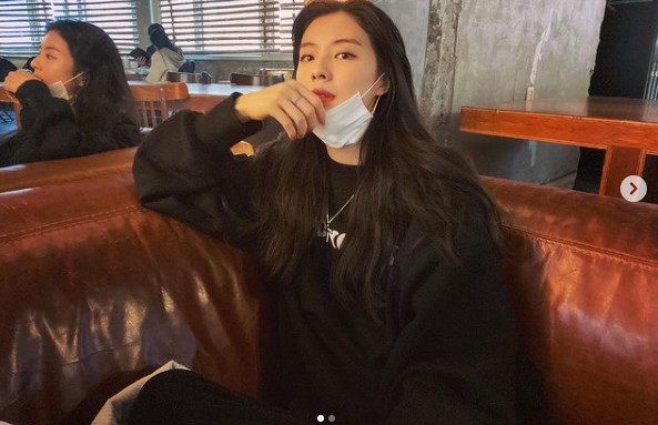 Actor Lee Sun-bin caught the eye by revealing his casual daily life.Lee Sun-bin posted two photos on his instagram  on the 5th without any comment.Lee Sun-bin in the photo is wearing a loose black color T-shirt and leaning on the sofa.Lee Sun-bin, who took a picture of the mask and took a picture, catches the eye by showing off her beautiful goddess beauty even in a casual and casual appearance.On the other hand, Lee Sun Bin is meeting fans through the movie Mission Passable recently.