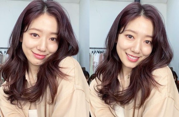 Actor Park Shin-hye caught the eye by revealing the recent situation where Smile is outstanding.Park Shin-hye posted a picture on his 6th day with his article Sshoulder through his instagram .In the photo, Park Shin-hye is posing with a shrug of his shoulders staring at the camera. The wave head that flows naturally and the smile of Park Shin-hye are combined and catch the eye.Park Shin-hyes doll visuals and lovely charms cause admiration.On the other hand, Park Shin-hye is meeting with her fans through JTBC drama Shijips: the myth.