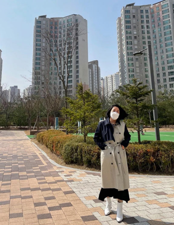 Gagwoman Kim Yeong-hee shared her routineKim Yeong-hee told his Instagram on the 7th, The weather is great. The ascending and the first Talent donation in March.The white boots I received the gift, he said.Inside the photo is Kim Young-hee, who is moving for his first talent donation in March.Spring sensation was inspired by a long trench coat with a styling that matched white boots.At this time, Kim Young-hee also posted a close-up picture of his face, The two clear lines on his neck are not necklaces bought by the monk.It is too late to hear my mother say that you should not use a high pillow, he laughed, saying, It is a line of neck wrinkles that seem to be a tree ring.On the other hand, Kim Young-hee marriages Yoon Seung-yeol, a 10-year-old professional baseball player, on January 23rd.