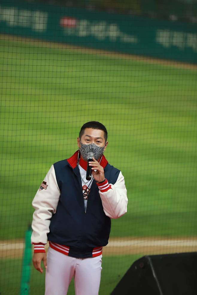 정영석 응원단장이 지난 시즌 응원을 이끄는 모습. / 정영석 단장 제공