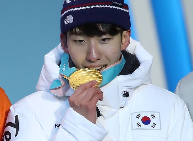 임효준은 2018 평창동계올림픽 당시 남자 쇼트트랙 남자 1500ｍ에 출전해 한국에 첫 금메달을 안겼다. 사진은 당시 시상식에 선 임효준이 금메달을 깨무는 모습./ 연합뉴스