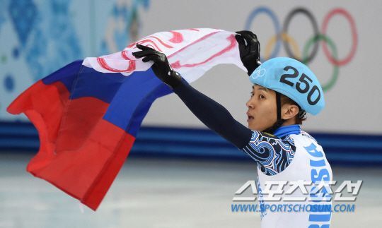 빅토르 안(안현수)가 2014 소치 동계올림픽 당시 남자 쇼트트랙 500m에서 우승한 후 러시아 국기를 흔드는 모습. /스포츠조선