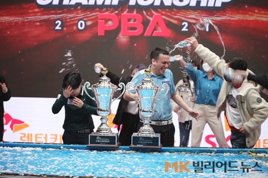 시상식 후 엄상필, 임정숙 등 동료 PBA·LPBA 선수들이 물을 뿌리며 사파타와 김세연을 축하해주고 있다.