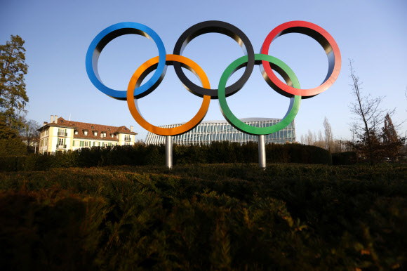 올림픽 링 - 올림픽 링이 24일 스위스 로잔에 있는 국제올림픽위원회(IOC) 본부 앞에 있다.  로이터 연합뉴스 2021.02.25