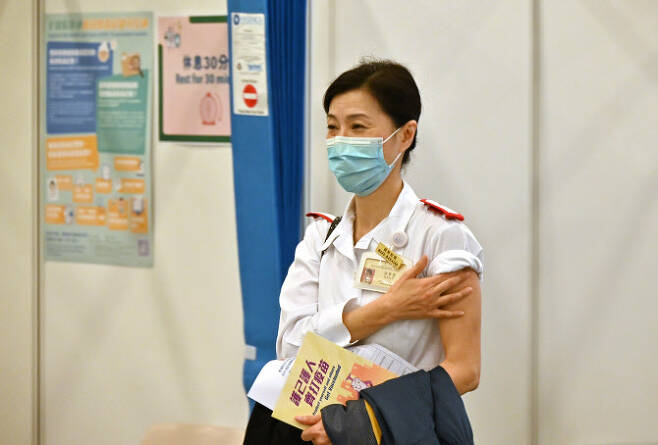 중국 시노백 백신을 접종한 홍콩 간호사. (사진=홍콩AP/뉴시스)