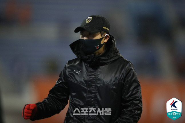 포항 김기동 감독이 6일 강원전 승리 후 기뻐하고 있다. 제공 | 한국프로축구연맹