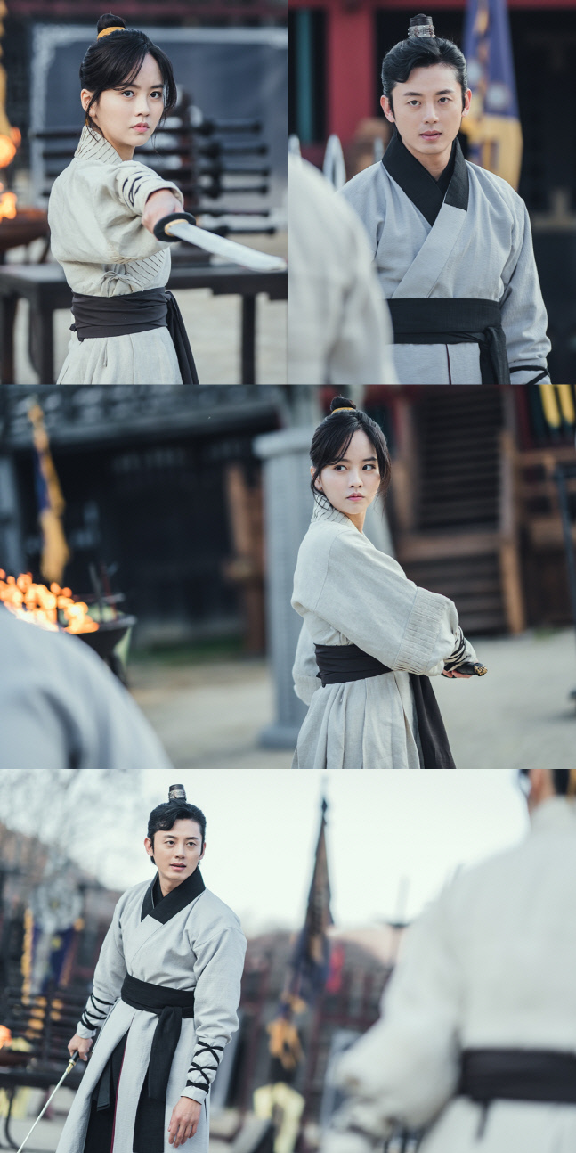Dalian of Kim So-hyun and Lee Ji-hoon has been released; today (8th) KBS2 monthly drama The River on the Moon will be broadcast seven times.In the 6th episode broadcast last week, Pyeong-gang (Kim So-hyun), who visited all the memories, entered the palace and predicted a bloody political fight, raising the expectation of viewers.Meanwhile, ahead of the 7th broadcast, the Moon Rising River will unveil a still cut containing Dalian by Pyeong-gang and Goh Kun (Lee Ji-hoon).This is a picture of Pyeong-gang and Goh Kun, who met at the Imperial House of Japans training center, and they are curious about the stories of those who have met in the palace again after a long time.The photo shows Pyeong-gang and Goh Kun in training suits.Pyeong-gang is reaching for Goh Kun, and Goh Kun is also seriously confronting such Pyeong-gang.The two men who do not have a backdrop are tense and cold.Pyeong-gang learned to hold a knife from Goh Kun eight years ago; however, he later lost his memory and lived with a Catholic sprinkling, learning various practical swordsmanship.Goh Kun also became a dignified general, grinding martial arts for eight years, and I wonder what Dalian, who has faced each other again in eight years, will do.Earlier Pyeong-gang and Goh Kun had several knife-hits as a sprinkler and general.But it was a long time since Pyeong-gang, who was the status of the watering, had to run away urgently, so it was a long time to get a knife right.Also, since I learned that the sprinkler I was chasing was Princess Pyeong-gang, I have never taken a knife out of him.Eight years ago and now, a lot of things around the two have changed, but a lot have not changed.Just as a young Pyeong-gang pointed a knife at his master Goh Kun eight years ago and warned him, Maybe one day he will be the father of the Gosabu, the present Pyeong-gang should also be wary of Goh Kuns father, Gowon Pyo (Lee Hae-young), for the comfort of himself and the Goguryeo Imperial House of Japan.In this regard, the Moon rising river side said, Pyeong-gang and Goh Kun will face each other again in the training camp in eight years.I hope you will have fun comparing the current situation with eight years ago, he said. I also hope you will wait for the seven episodes of the show, expecting the performance of Kim So-hyun and Lee Ji-hoon, who have drawn this scene more beautifully and excitingly.
