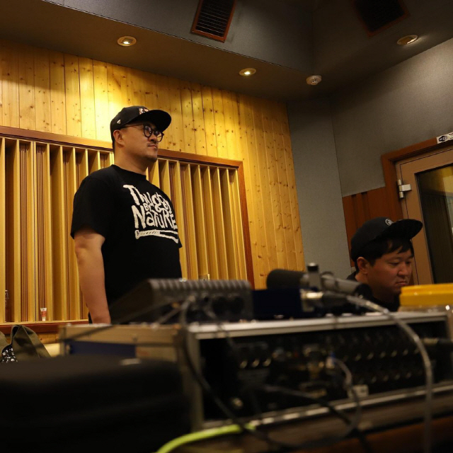Defconn announced the comeback plan by Hyung Don and Daejun.Defconn posted a picture on his Instagram on the 8th, along with an article entitled I finished singing in All Spring # Hyung Don and Dae Jun.In the public photos, there was a picture of Jeong Hyeong-don and Defconn in the recording room.Hyung Don and Dae Jun released their debut album Olympic-daero in 2012, and released songs such as Underheard when it was bad, Songs that are never wrong and difficult to sing.Jeong Hyeong-don, who stopped all broadcasting activities due to anxiety disorder last November and brought a rest period, is expected to release a new album as well as Hyung Don and Dae Jun return last month.