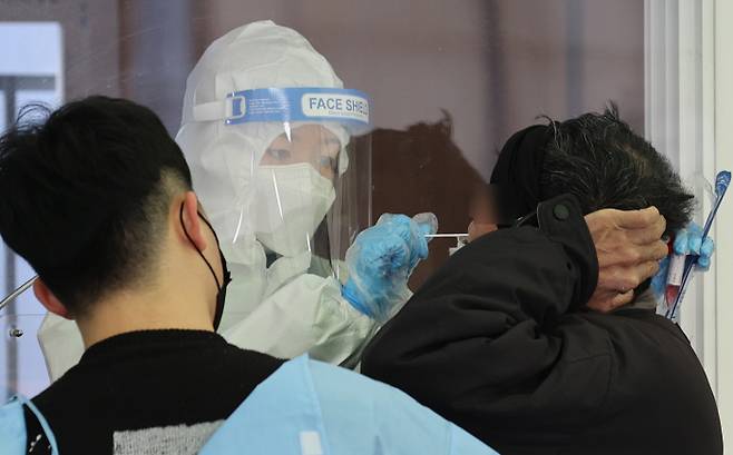 7일 서울역 광장에 마련된 중구 임시 선별검사소에서 시민들이 코로나19 검사를 받고 있다.연합슈느