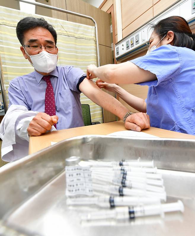 8일 오후 광주 동구 전남대병원에서 의료진이 코로나19 아스트로제네카(AZ) 백신을 맞고 있다. |연합뉴스