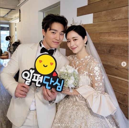 Actor Hong Soo-Ah reveals a dazzlingly beautiful Wedding Dress figureOn the 8th, Hong Soo-Ah wrote in his instagram: Designated Couple Wedding Dress...Wedding ceremony at the end of twists and turns in the blessings of loved ones. Finally tomorrow.Where did he go? Tomorrow, home shooter. Flame 2020. I hope you watch it until the end. In the photo, Hong Soo-Ah is wearing a pure white Wedding Dress in SBS morning drama Firebird 2020 and boasts innocence and loveliness with perfect figure like a doll.Seo Ha-joon next to it is a marriage in the play, but a single bungle.In Firebird 2020, a remake of the drama Firebird aired in 2004, Hong Soo-Ah played the role of Lee Ji-eun and met with Seo Ha-joon of Seo Jung-min.PhotoHong Soo-Ah SNS