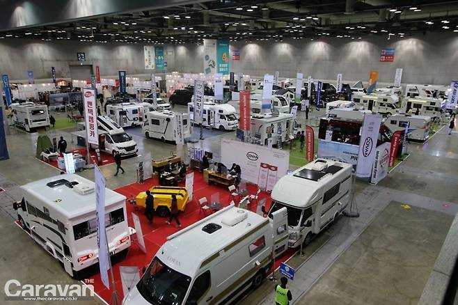 3월4일부터 7일까지 일산 킨텍스에서 열린 캠핑앤피크닉 페어는 2021년 오프라인 전시회의 시작을 알렸다.전시장에는 상당히 많은 캠핑카, RV 들이 채웠다